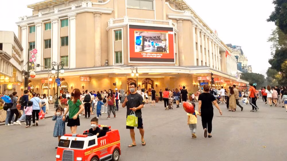 Phố đi bộ hồ Gươm.