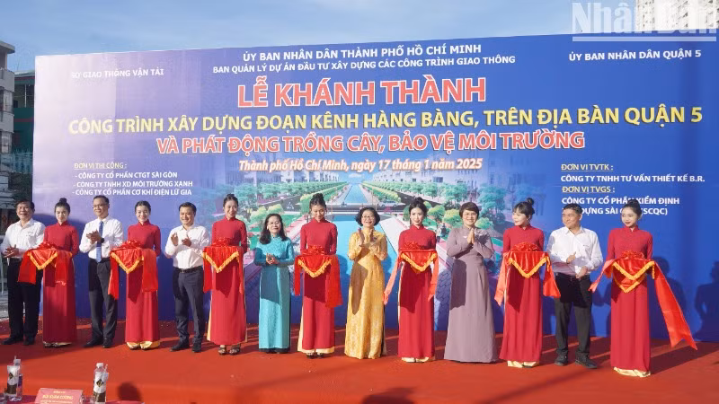Các đại biểu cắt băng khánh thành Công trình xây dựng đoạn Kênh Hàng Bàng trên địa bàn quận 5.