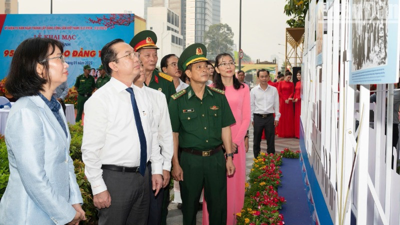 Các đại biểu, khách mời tham quan triển lãm giới thiệu 90 hình ảnh với chủ đề “95 năm - Tự hào Đảng ta”.
