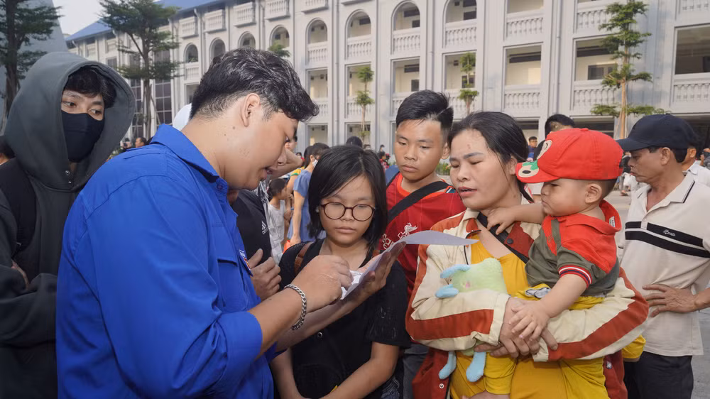 Hỗ trợ sinh viên, người lao động có hoàn cảnh khó khăn lên xe.