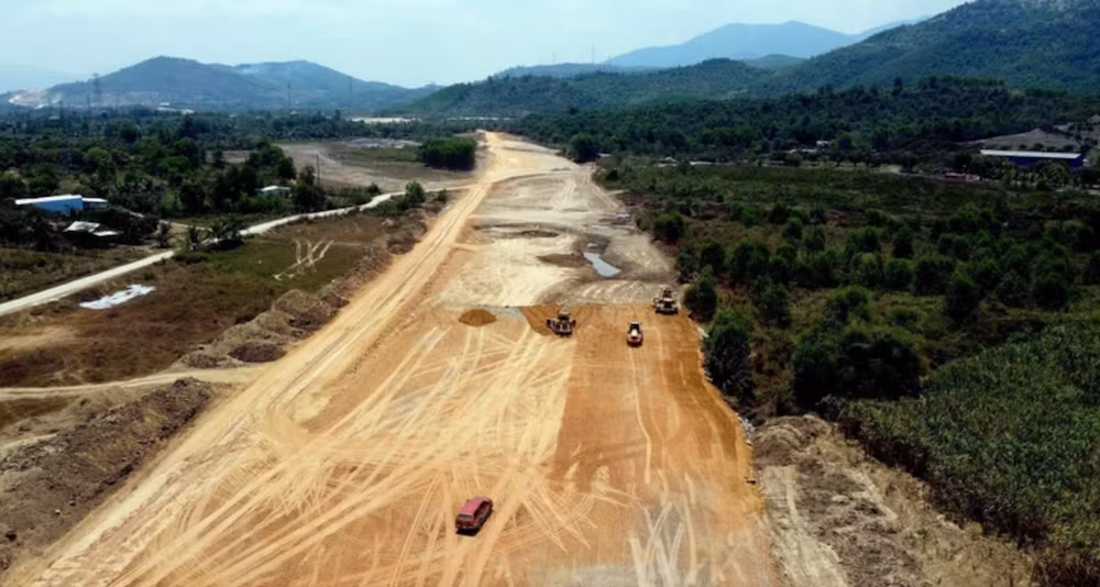 Thi công trên tuyến Cao tốc Bắc-Nam đoạn Vân Phong-Nha Trang. (Ảnh: Huy Hùng/TTXVN)