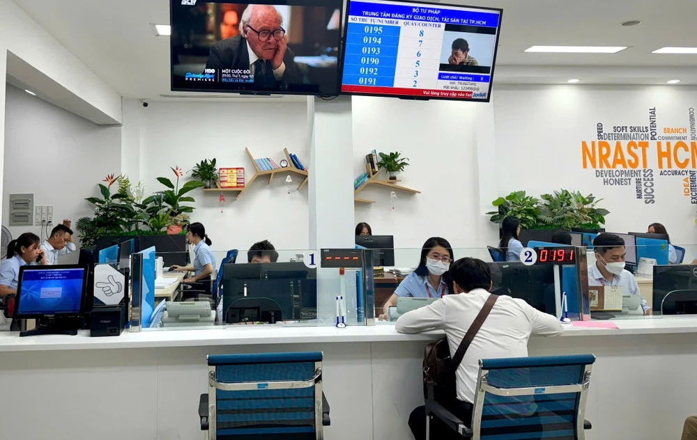 Người dân đến làm thủ tục đăng ký giao dịch bảo đảm tại Trung tâm đăng ký giao dịch, tài sản Thành phố Hồ Chí Minh. (Ảnh: HƯƠNG NGUYÊN)