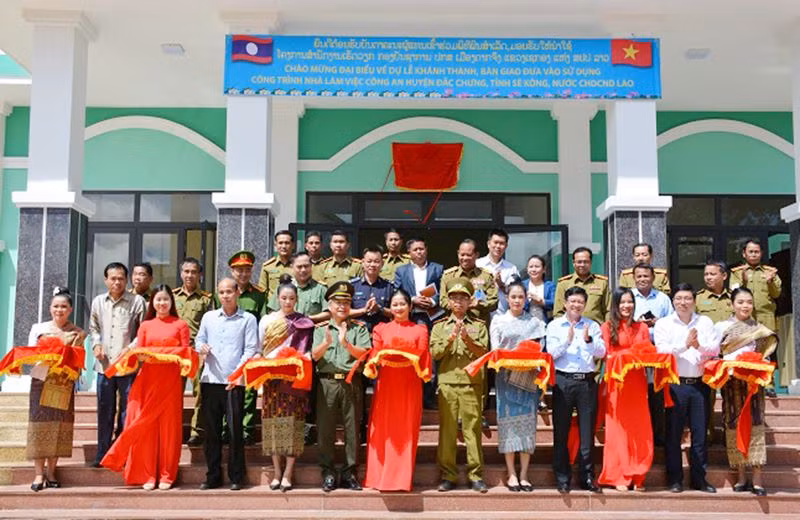 Cắt băng khánh thành, bàn giao công trình Nhà làm việc Công an huyện Đắc Chưng. 
