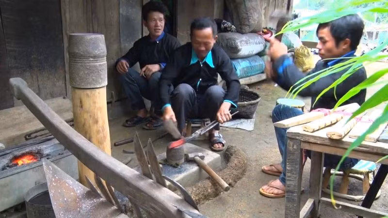 Nghệ nhân Cứ A Khua truyền dạy nghề rèn cho người dân huyện Tủa Chùa.