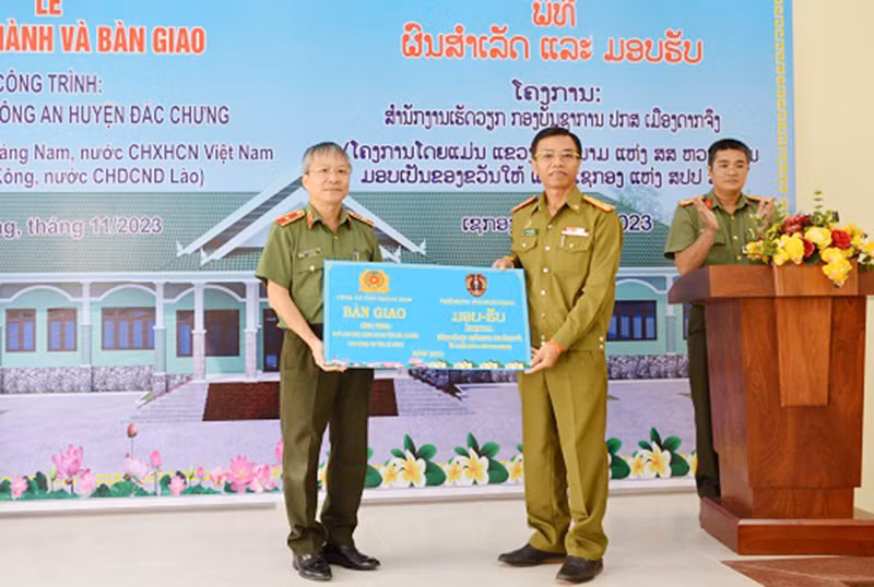 Thiếu tướng Nguyễn Đức Dũng, Giám đốc Công an tỉnh Quảng Nam trao thuốc và thiết bị y tế tặng Công an tỉnh Sê Kông.