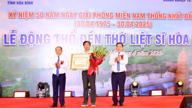 Bí thư Tỉnh ủy Hòa Bình Nguyễn Phi Long (phải) và Chủ tịch Ủy ban nhân dân tỉnh Hòa Bình Bùi Đức Hinh (trái) trao bằng ghi nhận cho ông Nguyễn Văn Trường, Giám đốc Doanh nghiệp xây dựng Xuân Trường tại buổi lễ.