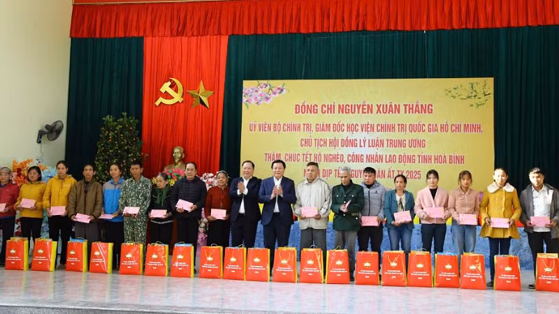 Đồng chí Nguyễn Xuân Thắng (giữa) tặng 100 suất quà Tết cho hộ nghèo và gia đình chính sách xã Hùng Sơn, huyện Kim Bôi.