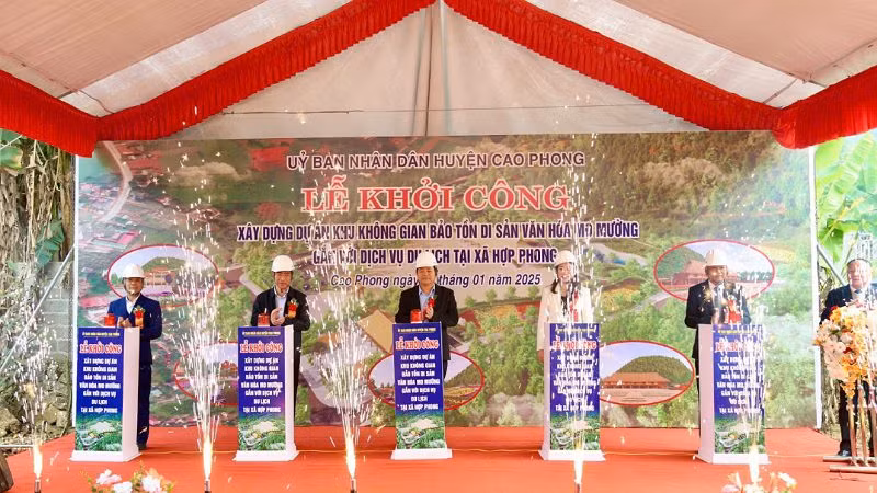Các đồng chí lãnh đạo tỉnh Hòa Bình và huyện Cao Phong ấn nút lễ khởi công.