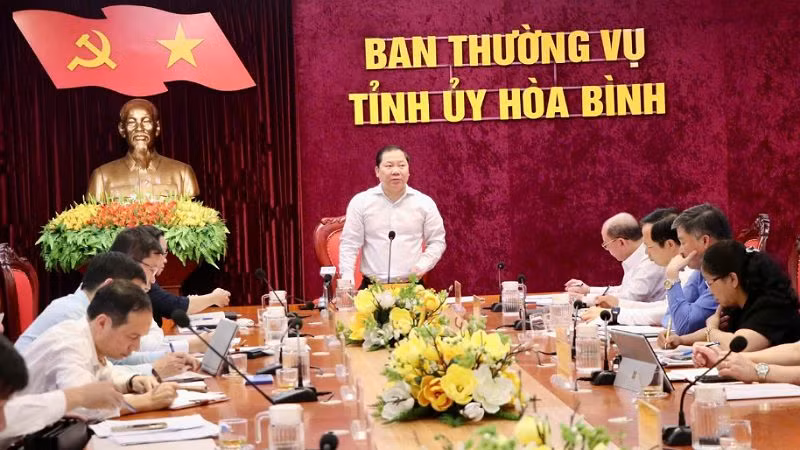 Bí thư Tỉnh ủy Hòa Bình Nguyễn Phi Long phát biểu tại buổi làm việc.