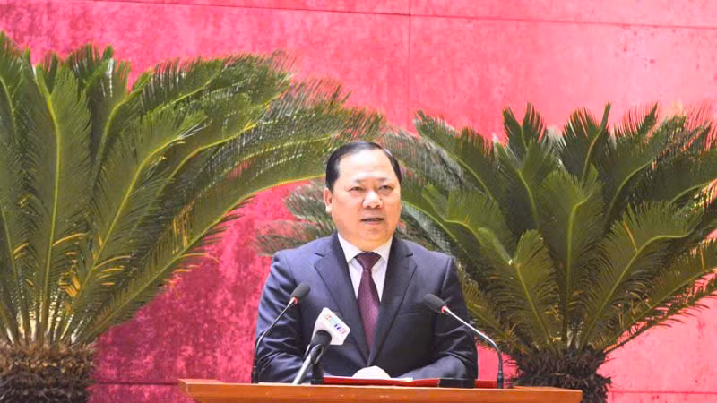 Bí thư Tỉnh ủy Hòa Bình Nguyễn Phi Long phát biểu tại hội nghị.