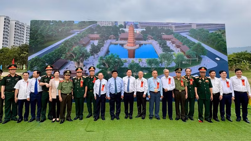 Phó Thủ tướng Nguyễn Chí Dũng (giữa) chụp ảnh lưu niệm cùng lãnh đạo tỉnh Hòa Bình qua các thời kỳ.