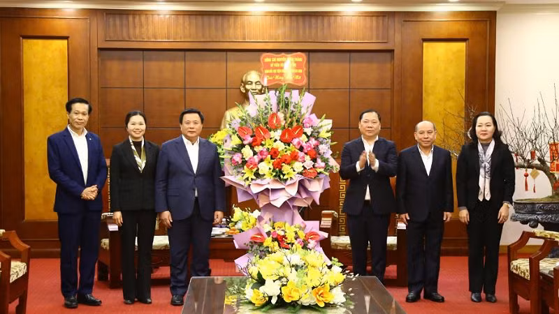 Đồng chí Nguyễn Xuân Thắng (thứ 3 từ trái sang) thăm, chúc Tết lãnh đạo tỉnh Hòa Bình.