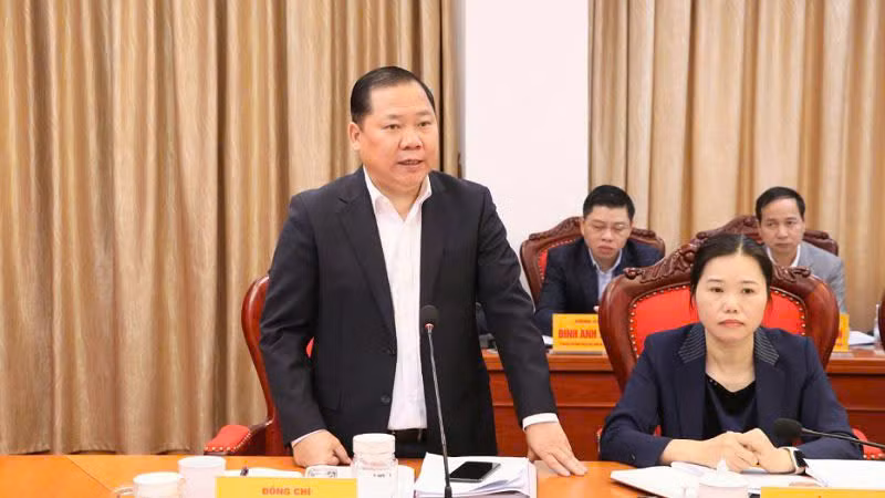 Đồng chí Nguyễn Phi Long, Bí thư Tỉnh ủy Hòa Bình phát biểu tại hội nghị.