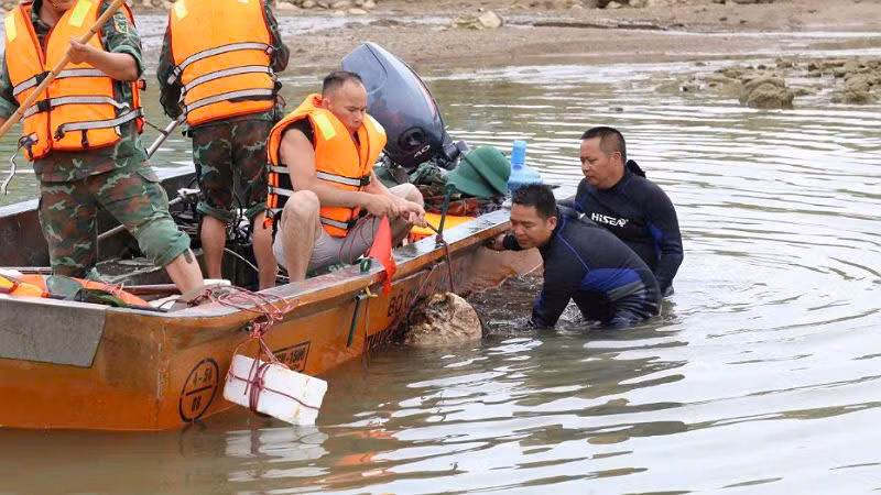 Ngay sau khi phát hiện, lực lượng chức năng của Bộ Chỉ huy Quân sự tỉnh Hòa Bình đã khẩn trương đưa số bom, đạn về nơi an toàn để chuẩn bị các phương án hủy nổ theo quy định. Ngay sau khi phát hiện, lực lượng chức năng của Bộ Chỉ huy Quân sự tỉnh Hòa Bình đã khẩn trương đưa số bom, đạn về nơi an toàn để chuẩn bị các phương án hủy nổ theo quy định.
