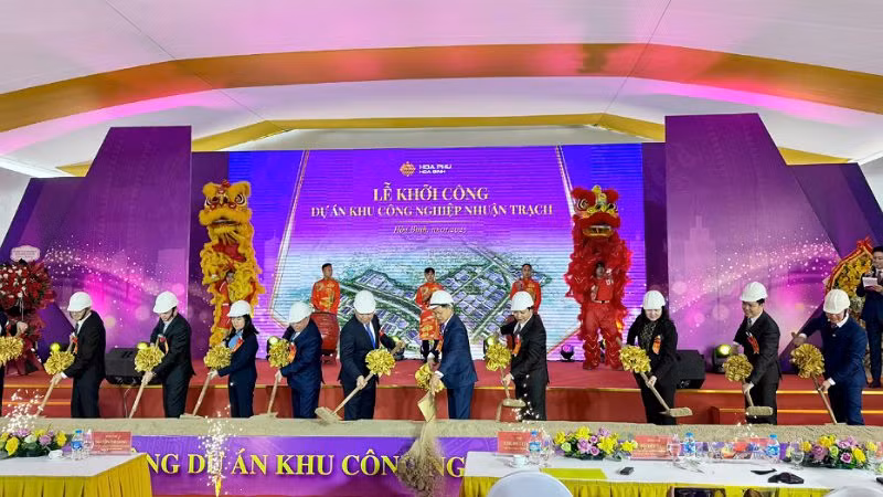 Các đồng chí lãnh đạo tỉnh Hòa Bình khởi công dự án khu công nghiệp Nhuận Trạch.