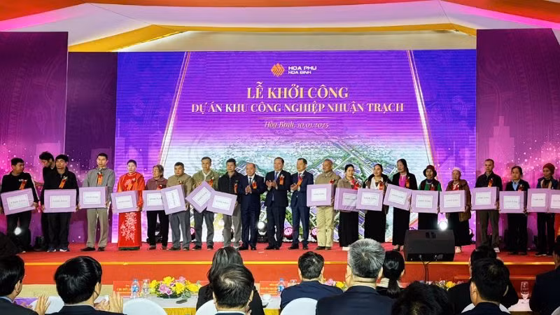 Lãnh đạo tỉnh Hòa Bình và Công ty TNHH Hòa Phú tặng quà cho đại diện các hộ gia đình tiêu biểu có đất nằm trong Dự án.