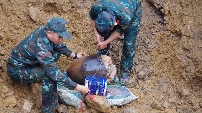Lực lượng làm nhiệm vụ Bộ Chỉ huy Quân sự tỉnh Hòa Bình triển khai công tác hủy nổ an toàn.