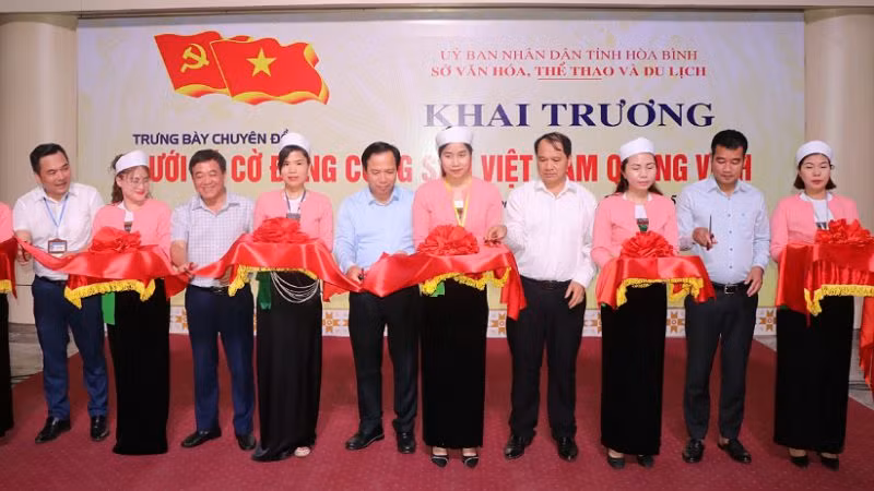 Lãnh đạo tỉnh Hòa Bình cắt băng khai mạc tại buổi lễ.