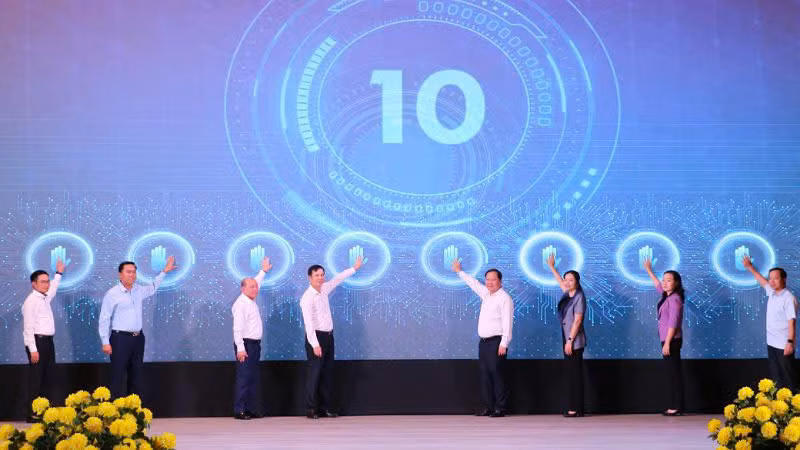 Các đại biểu bấm nút phát động phong trào "Bình dân học vụ số" năm 2025.