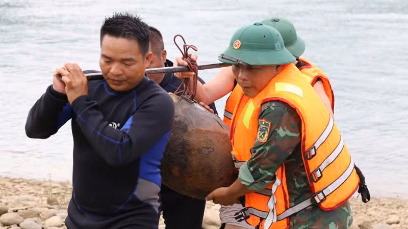 Lực lượng chức năng đưa quả bom về nơi an toàn.