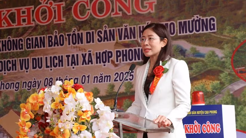 Bí thư Huyện ủy Cao Phong Bùi Thị Kim Tuyến phát biểu tại lễ khởi công.