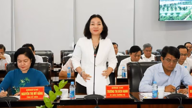 Các đại biểu tham dự hội nghị trình bày tham luận.