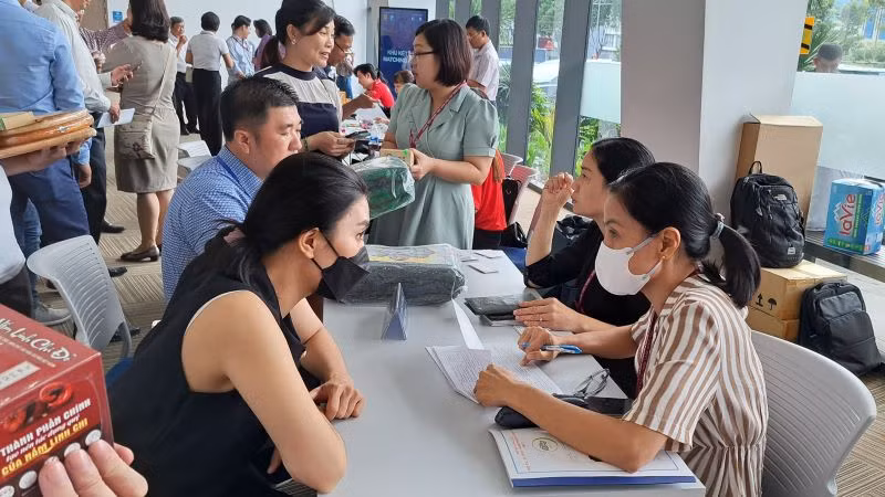 Kết nối cung cầu hàng hóa giữa doanh nghiệp sản xuất và các nhà phân phối tại hội chợ.