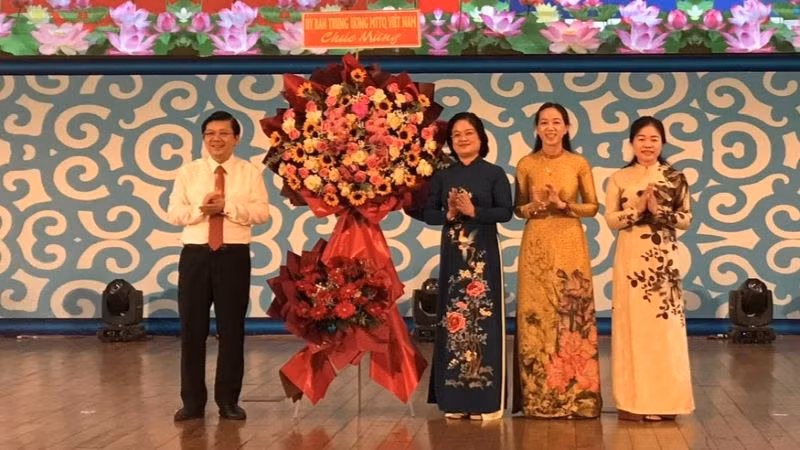 Phó Chủ tịch Ủy ban Trung ương Mặt trận Tổ quốc Việt Nam Nguyễn Hữu Dũng trao tặng hoa chúc mừng hội nghị.