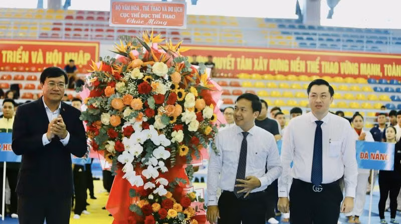 PGS, TS Đặng Hà Việt, Cục trưởng Cục Thể dục Thể thao (bên trái) tặng hoa cho địa phương đăng cai.