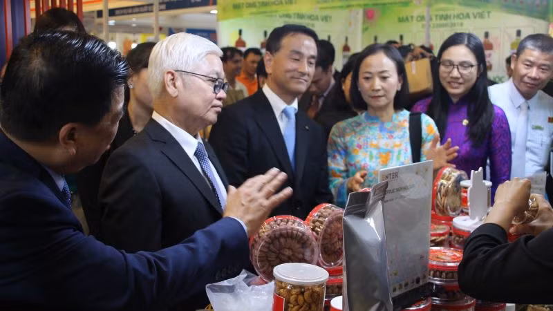 Bí thư Tỉnh ủy Bình Dương Nguyễn Văn Lợi và Thống đốc tỉnh Yamaguchi (Nhật Bản) Muraoka Tsugumasa (thứ 2 và thứ 3 từ trái sang) tham quan Hội chợ Công thương vùng Đông Nam Bộ - Bình Dương năm 2023.