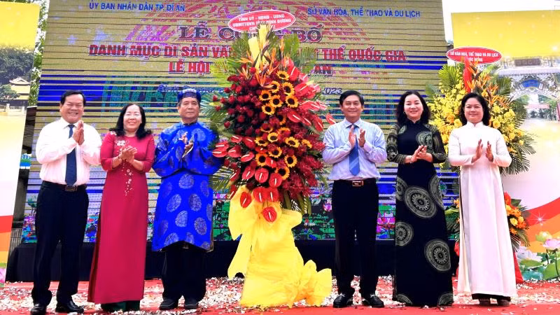 Lãnh đạo tỉnh Bình Dương trao tặng hoa chúc mừng.