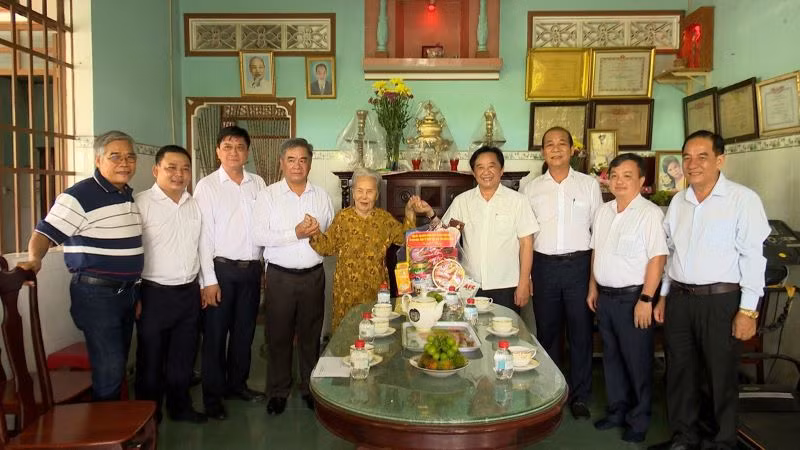 Lãnh đạo tỉnh Bình Dương trao tặng quà cho gia đình chính sách