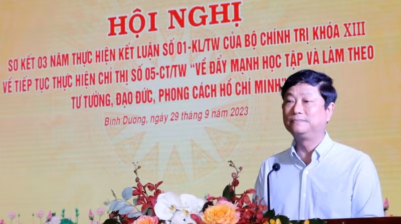 Phó Bí thư Tỉnh ủy, Chủ tịch Ủy ban nhân dân tỉnh Bình Dương Võ Văn Minh phát biểu ý kiến tại hội nghị.