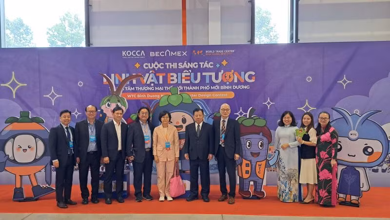 Các đại biểu chụp hình lưu niệm cùng linh vật biểu tượng cuộc thi sáng tác của chương trình.