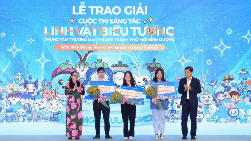 Phó Tổng giám đốc Tổng công ty Becamex IDC, Chủ tịch Hội đồng quản trị Công ty WTC Bình Dương Giang Quốc Dũng (bìa phải) trao giải thưởng cuộc thi sáng tác linh vật biểu tượng.