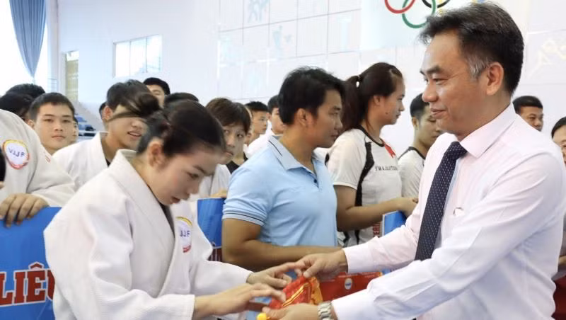 Phó Chủ tịch Ủy ban nhân dân tỉnh Bình Dương Nguyễn Lộc Hà trao tặng cờ lưu niệm cho các đoàn tham dự giải.