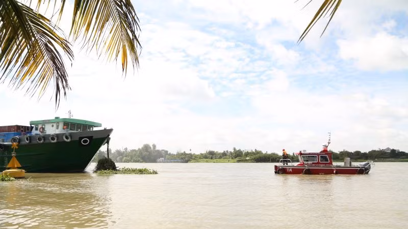 Phương tiện chữa cháy tiếp cận từ phía sông để dập lửa.