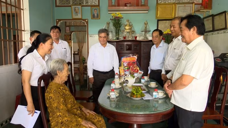 Phó Bí thư Thường trực Tỉnh ủy Bình Dương Nguyễn Hoàng Thao (bên phải) thăm hỏi và trao tặng quà cho Mẹ Việt Nam Anh hùng Bùi Thị Đa.