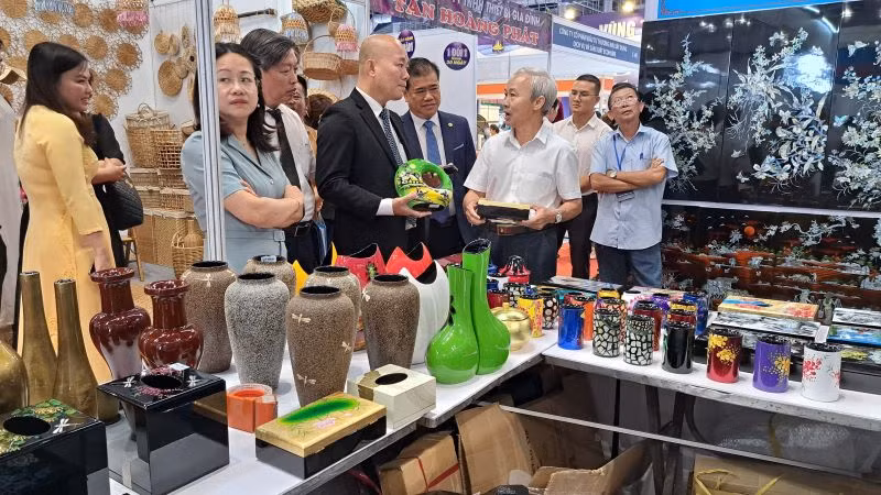 Gian hàng trưng bày sản phẩm thủ công mỹ nghệ của doanh nghiệp Bình Dương