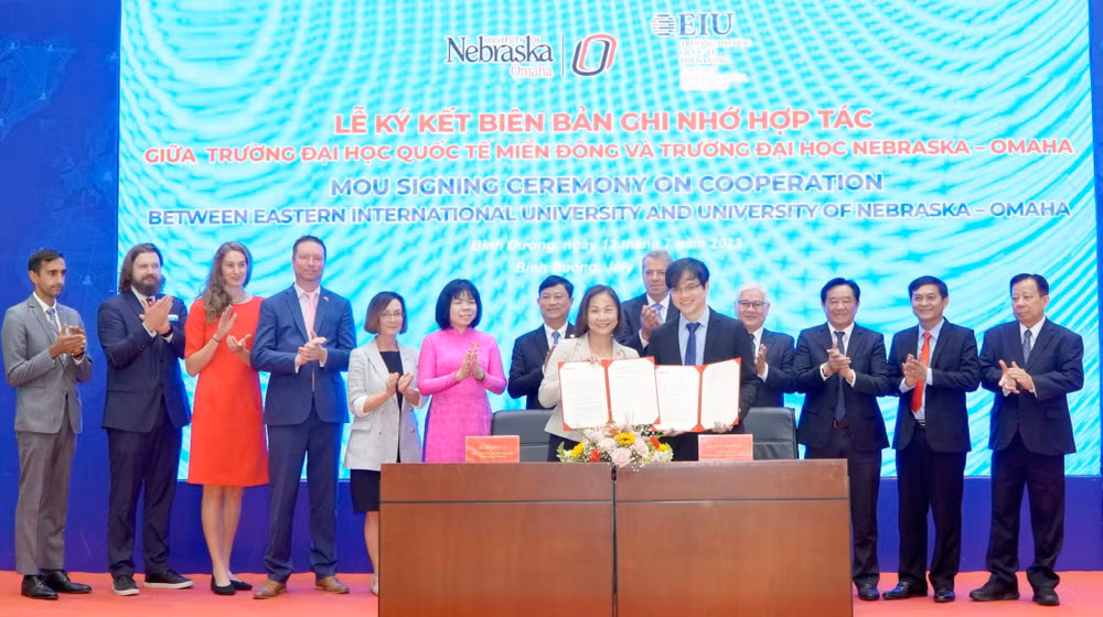 Hiệu trưởng Trường đại học Quốc tế Miền Đông và Trường đại học Nebraska-Ohama ký kết Bản ghi nhớ hợp tác.