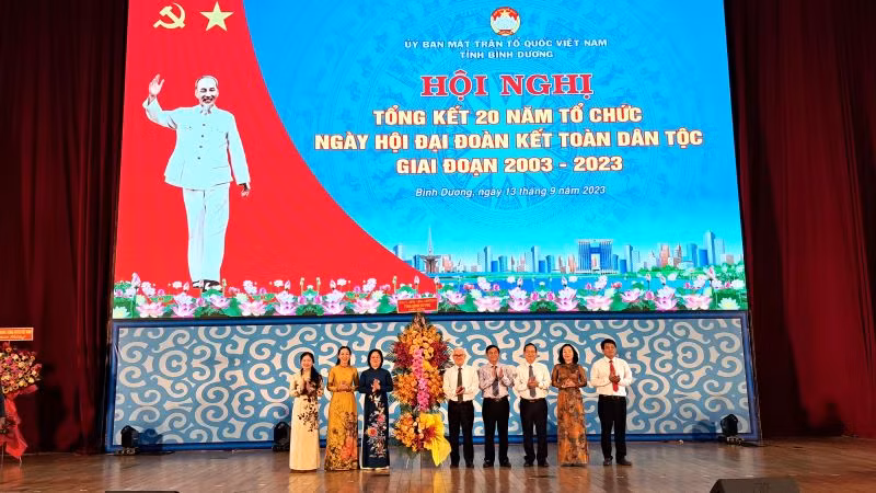 Lãnh đạo tỉnh Bình Dương trao tặng hoa chúc mừng hội nghị.