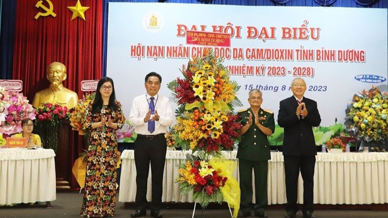 Lãnh đạo Ủy ban nhân dân tỉnh Bình Dương trao tặng hoa chúc mừng đại hội.