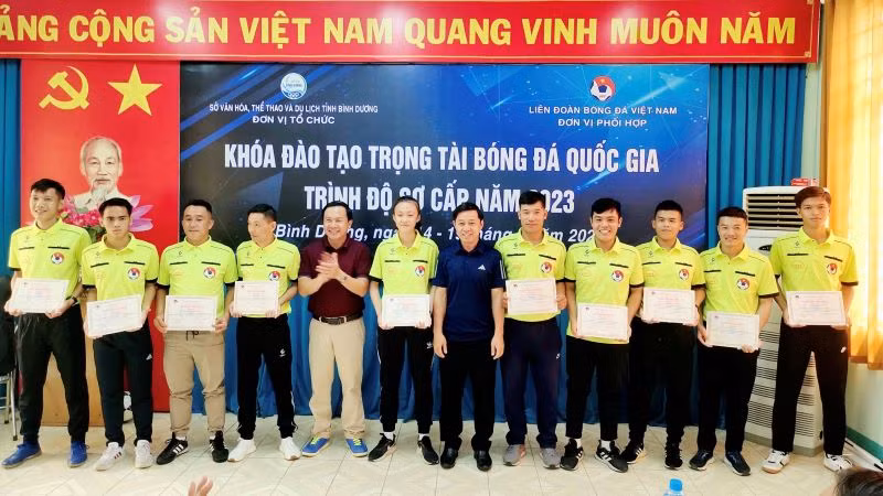 Ban tổ chức trao giấy chứng nhận cho học viên.
