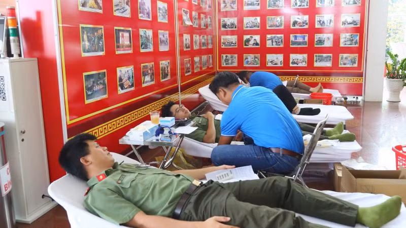 Nhiều đoàn viên, đảng viên trẻ Công an tỉnh Bình Dương tham gia hiến máu tình nguyện nhiều lần.