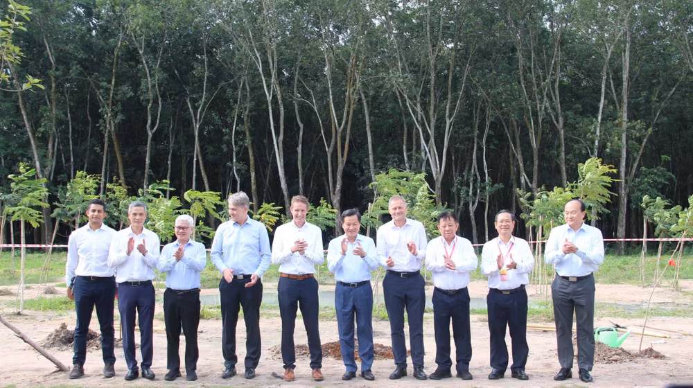 Phó Thủ tướng Lê Minh Khái và các đại biểu chụp hình lưu niệm tại buổi lễ.