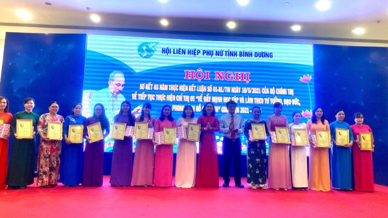Tuyên dương, khen thưởng các cá nhân, tập thể có thành tích xuất sắc trong thực hiện cuộc vận động “Đẩy mạnh học tập và làm theo tư tưởng, đạo đức, phong cách Hồ Chí Minh”.