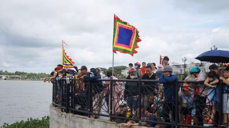 Giải đua thuyền diễn ra vào dịp nghỉ lễ đã thu hút hàng nghìn người đến xem.