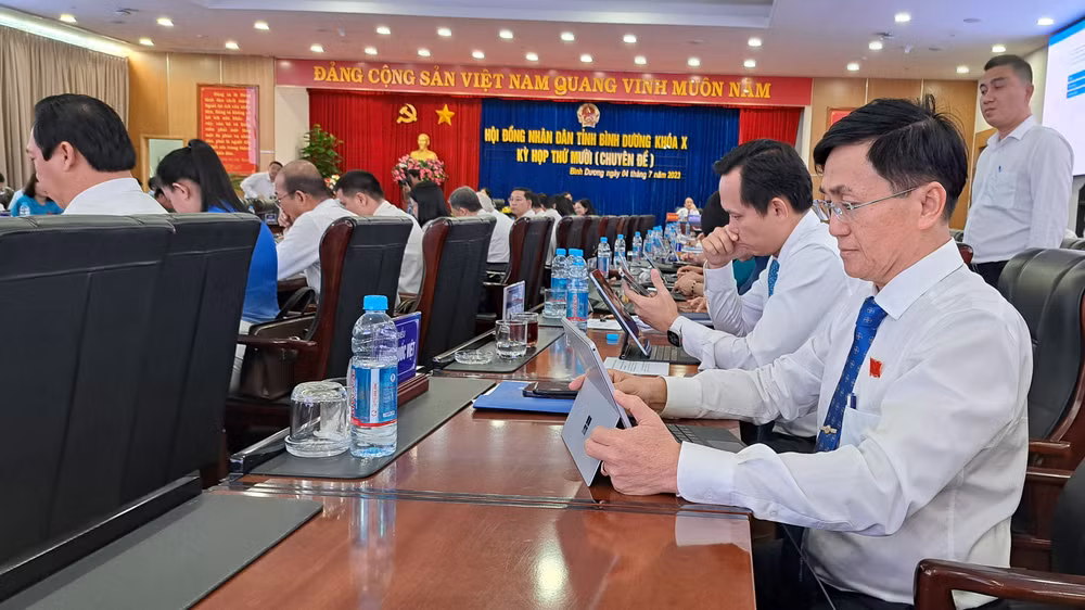 Các đại biểu thực hiện nghi thức thông qua Nghị quyết.