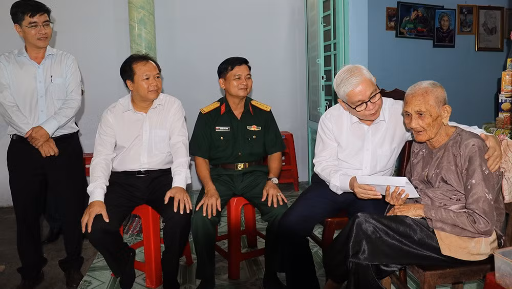 Bí thư Tỉnh ủy Bình Dương Nguyễn Văn Lợi và lãnh đạo các sở, ngành, đơn vị thăm và trao tặng quà cho Mẹ Việt Nam Anh hùng Nguyễn Thị Rực.