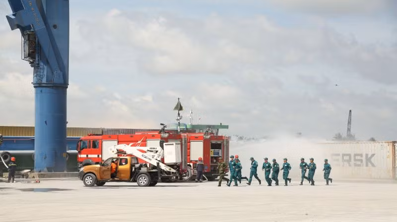 Hàng trăm cán bộ, chiến sĩ cùng nhiều phương tiện, thiết bị chuyên dụng đến hiện trường và triển khai đội hình chữa cháy.